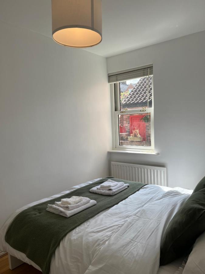Homely 2 Story Cathedral City Apartment Дърам Екстериор снимка