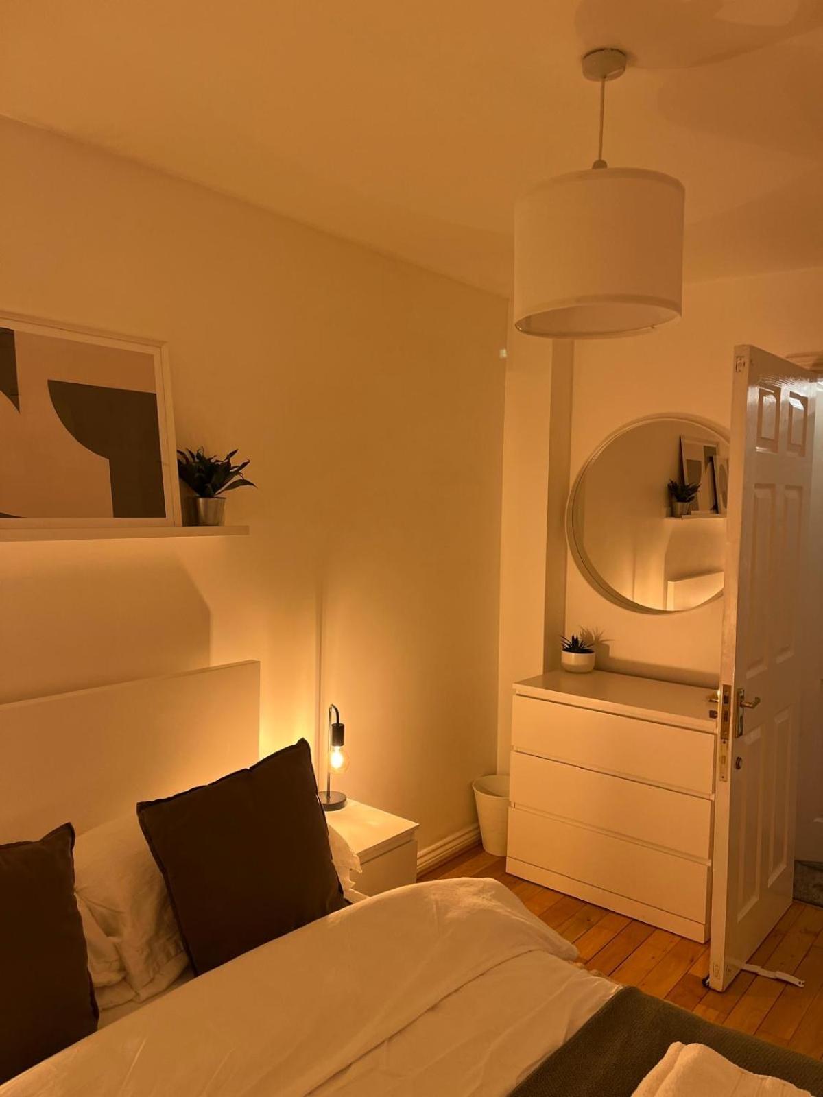 Homely 2 Story Cathedral City Apartment Дърам Екстериор снимка